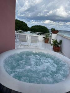 eine Whirlpool-Badewanne auf der Terrasse eines Hauses in der Unterkunft Villa Olimpia in Mondello