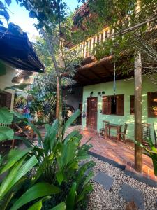 - une vue sur l'extérieur d'une maison avec une terrasse en bois dans l'établissement Pousada Albatroz, à Abraão