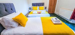 Ένα ή περισσότερα κρεβάτια σε δωμάτιο στο mySTAYINN Abermar Guest House +142 φωτογραφίες