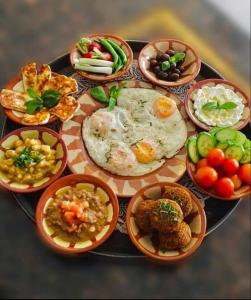 un plato de comida con diferentes tipos de comida en Petra balcony apartment en Wadi Musa