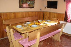 una mesa de madera con fruta encima en Kuća za odmor Šegota, en Brinje