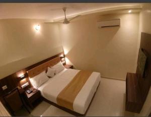 Postel nebo postele na pokoji v ubytování Hotel Emerald Near T2 International Airport Mumbai