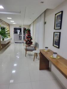 a christmas tree in the middle of a hallway at Apto. a 40m da praia - Itanhaém. in Itanhaém