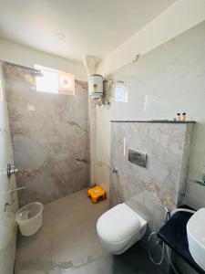 y baño con aseo y 2 lavabos. en Jai hari vilas, en Jodhpur