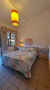 una camera da letto con un letto e un tavolo di Pousada do Roballo a Arraial d'Ajuda