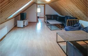 uma sala de estar com um sofá e uma televisão em Amazing Home In Kpingsvik With Sauna em Köpingsvik