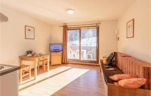 O zonă de relaxare la Lovely Apartment In Saint-pancrace With Sauna