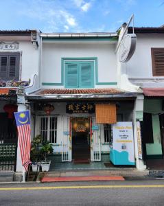 un edificio con una bandera americana delante de él en Heeren Inn Melaka en Melaka
