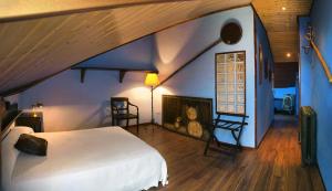 穆里略德加列戈Hotel rural reina Berta的卧室里有一张白色的床和一面蓝色的墙