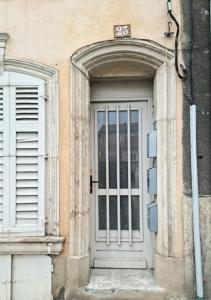 une porte menant à un bâtiment avec un panneau sur celui-ci dans l'établissement st Laurent cocon, à Pont-à-Mousson