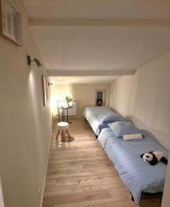 eine Reihe von Betten in einem Zimmer in der Unterkunft st Laurent cocon in Pont-à-Mousson