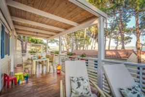 A restaurant or other place to eat at Ježevac Premium Camping Resort by Valamar