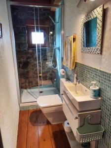 モローにあるLa Cabanya de Can Menutのバスルーム(シャワー、トイレ、シンク付)
