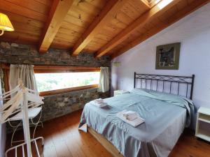 モローにあるLa Cabanya de Can Menutの石壁のベッドルーム1室(ベッド1台付)