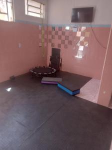 ein leeres Zimmer mit einem Tisch und einem Stuhl darin in der Unterkunft Hostel Leonardo in Vitória