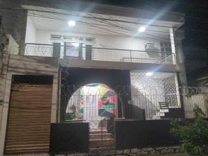 ein Haus mit einer Tür mit einem Buntglasfenster in der Unterkunft Hostel Leonardo in Vitória