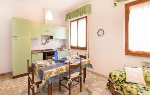 Kuchyňa alebo kuchynka v ubytovaní Stunning Apartment In Lido Di Camaiore