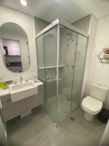 La salle de bains est pourvue d'une douche, d'un lavabo et de toilettes. dans l'établissement Studio 2 Patteo Helbor - MAIA, à Guarulhos