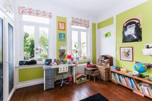 een kamer met een bureau en enkele groene muren bij Very nice old house closed to Lille in Mouvaux