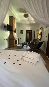 ein Schlafzimmer mit einem Bett und einem Kamin mit Rosen darauf in der Unterkunft O'loft in Marrakesch