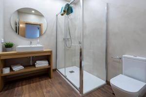 Un baño con ducha, inodoro y lavabo. en Casa Maristany, en Camprodon 27 fotos más