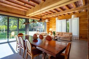 Un comedor con mesa y sillas de madera. en Casa Maristany, en Camprodon