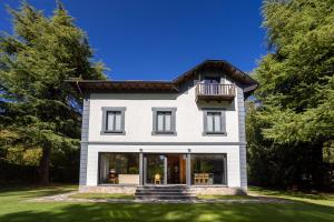 una casa blanca con un balcón en la parte superior en Casa Maristany, en Camprodon