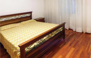 un letto in una camera da letto con pavimento in legno di Baidoni Secondo Piano a Ponte Caffaro