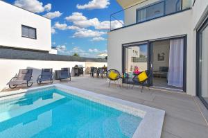 a swimming pool in the backyard of a house at Jlo 2 mit 4 E-Bikes in Peroj