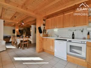 Appartement Le Grand-Bornand, 5 pièces, 8 personnes - FR-1-391-10にあるキッチンまたは簡易キッチン