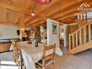 ル・グラン・ボルナンにあるAppartement Le Grand-Bornand, 5 pièces, 8 personnes - FR-1-391-10のダイニングルーム(木製テーブル、椅子付)