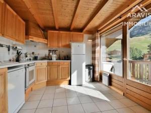 Appartement Le Grand-Bornand, 5 pièces, 8 personnes - FR-1-391-10にあるキッチンまたは簡易キッチン