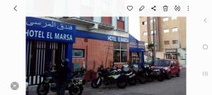 um grupo de motociclos estacionados em frente a um edifício em Hotel EL MARSA LA PLAYA em Laayoune