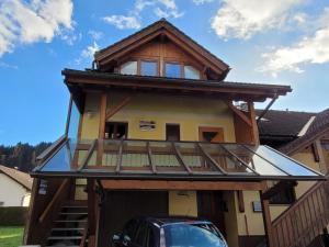 a house with a balcony on top of it at Apartment Katalin in Murau