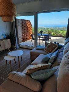 sala de estar con sofá y ventana grande en Vistas al mar y con jardín - Casa Abelia, en Canales