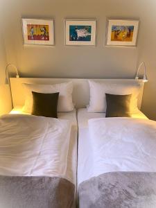 two beds sitting next to each other in a bedroom at Liebevoll auf Sylt in Tinnum