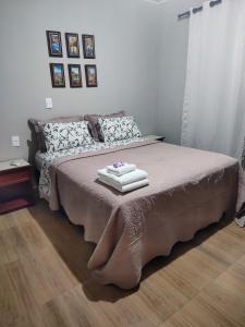 um quarto com uma cama com toalhas em Casa aconchegante em Sao Jose do Rio Preto