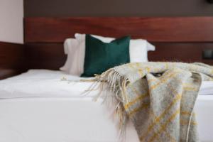 Llit o llits en una habitació de Hotel Holt - The Art Hotel 37 fotos més