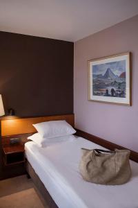 Un dormitorio con una cama con una bolsa. en Hotel Holt - The Art Hotel, en Reikiavik