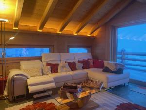 Area tempat duduk di B&B rooms within a modern family chalet with direct access to ski area in Verbier
