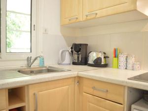 a kitchen with a sink and a counter top at Appart familial 6 pers Banyuls-sur-Mer clim, parking privé, proche plages - FR-1-225C-57 in Banyuls-sur-Mer