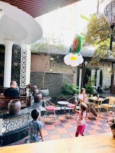 un groupe d'enfants jouant sur une terrasse dans l'établissement Nana Homestay & Villa, à Hue