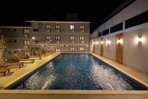 a swimming pool in a hotel at night at Safa Hotel Foz in Foz do Iguaçu