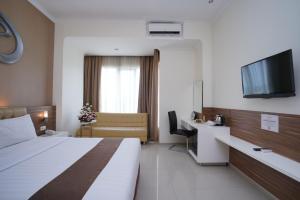 Llit o llits en una habitació de Lorin Sentul Hotel