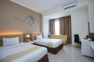 Llit o llits en una habitació de Lorin Sentul Hotel
