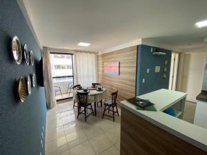 cocina y comedor con mesa en una habitación en Flat 2 quartos, vista para o mar, en Natal