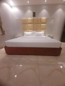a bedroom with a large bed with white sheets at العرين بارك للشقق المخدومة in Abha
