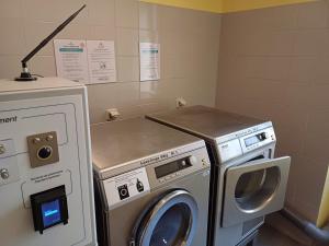 un lavadero con lavadora y secadora en Studio hyper centre lumineux et fonctionnel Luchon, en Luchon 19 fotos más