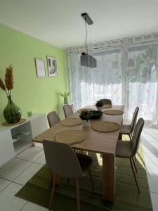 a dining room with a wooden table and chairs at Wohnung „Perla Paradiso“ in Fluelen