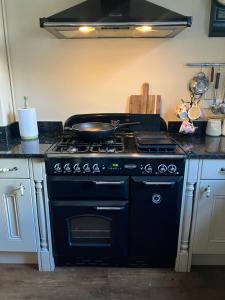 مطبخ أو مطبخ صغير في Knutsford Cottage